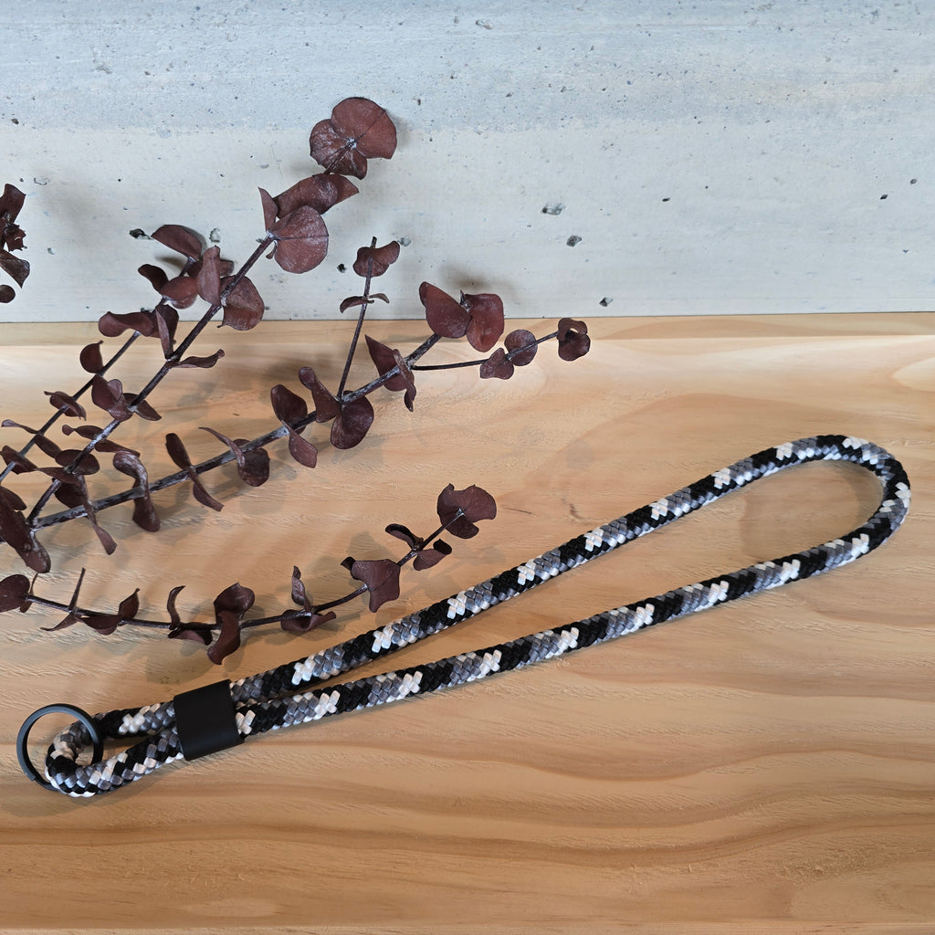 Schlüsselband lang schwarz camouflage