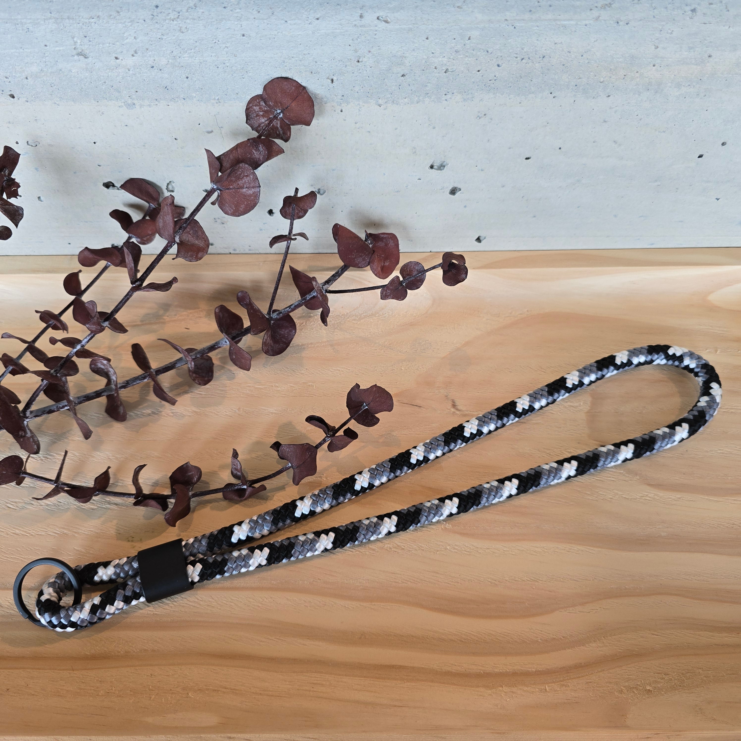 Schlüsselband lang schwarz camouflage